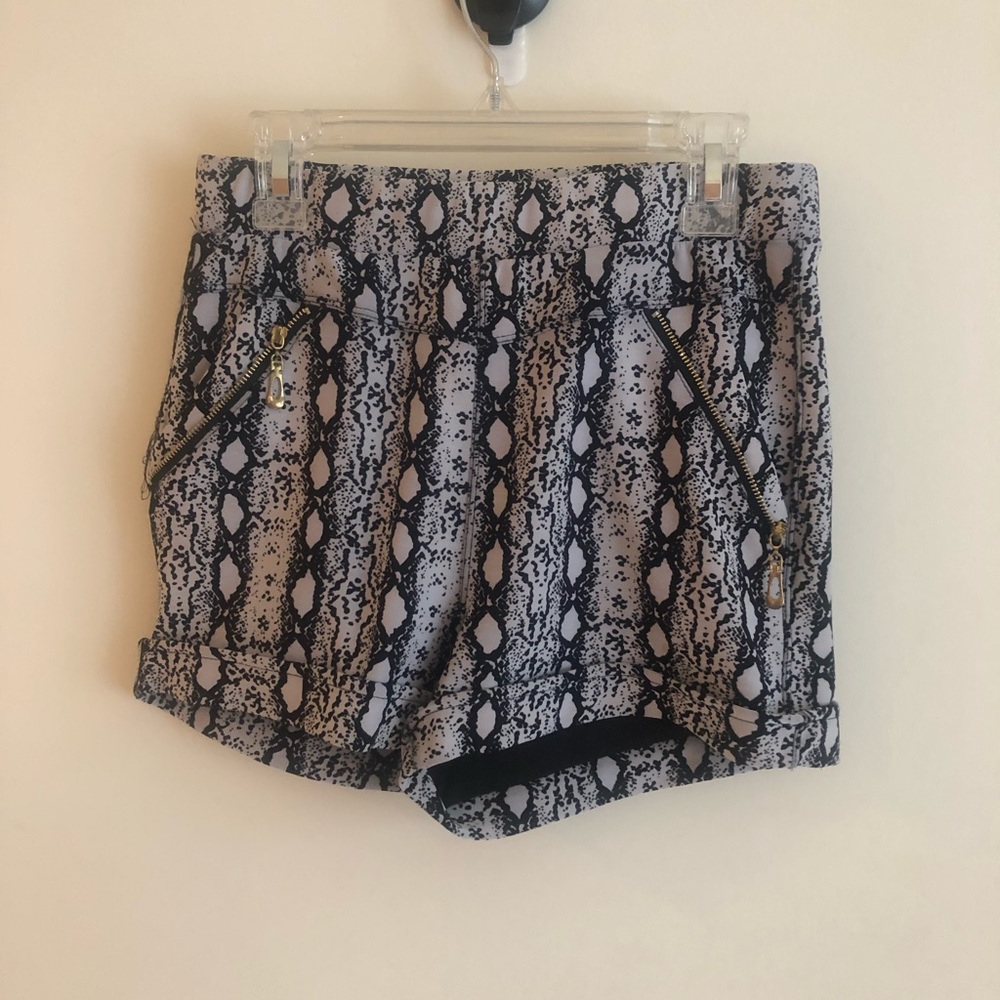 Super high-waisted shorts